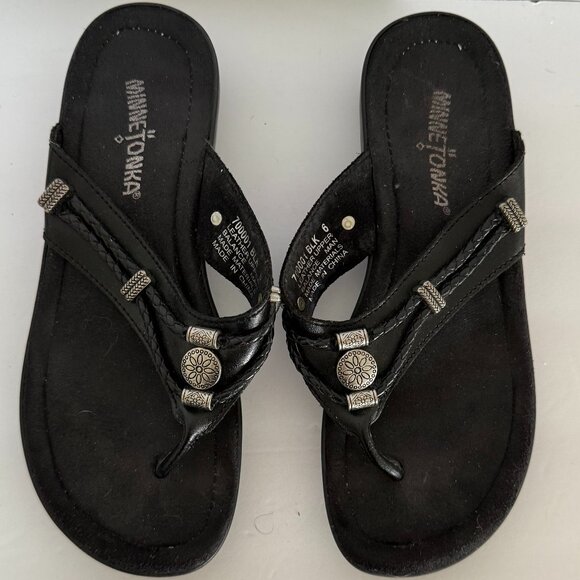 MinneTonka Silverthorne Thong Sandals Size 6 Womens Black Leather - Picture 1 of 6